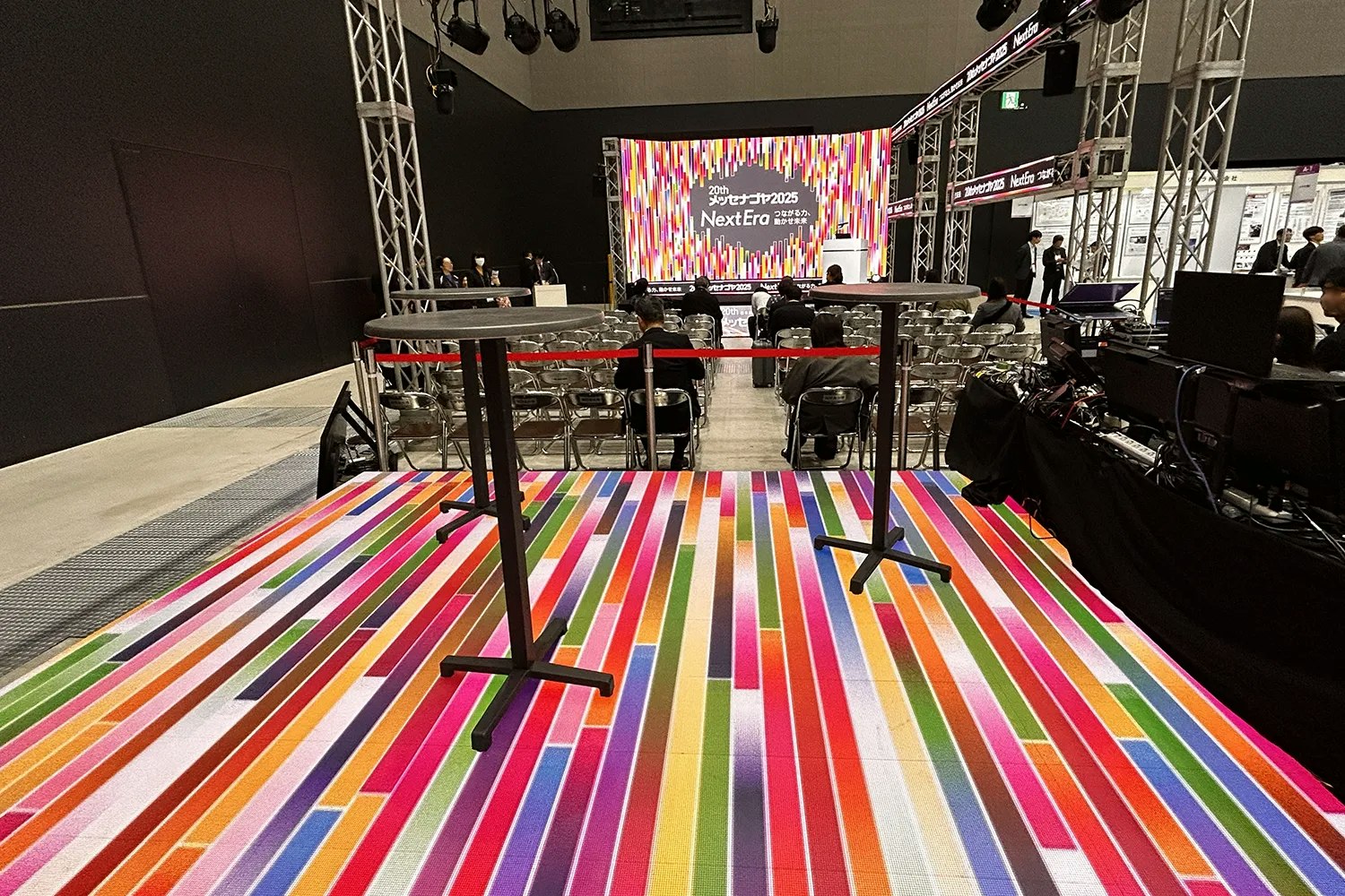 メッセナゴヤ2025 特設ステージ / 気軽にイベントを楽しめる立ち見エリアの床LED